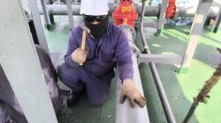 Membersihkan Dek Kapal Dengan Teknik Chipping Manual