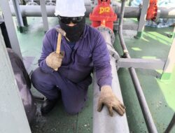 Membersihkan Dek Kapal Dengan Teknik Chipping Manual